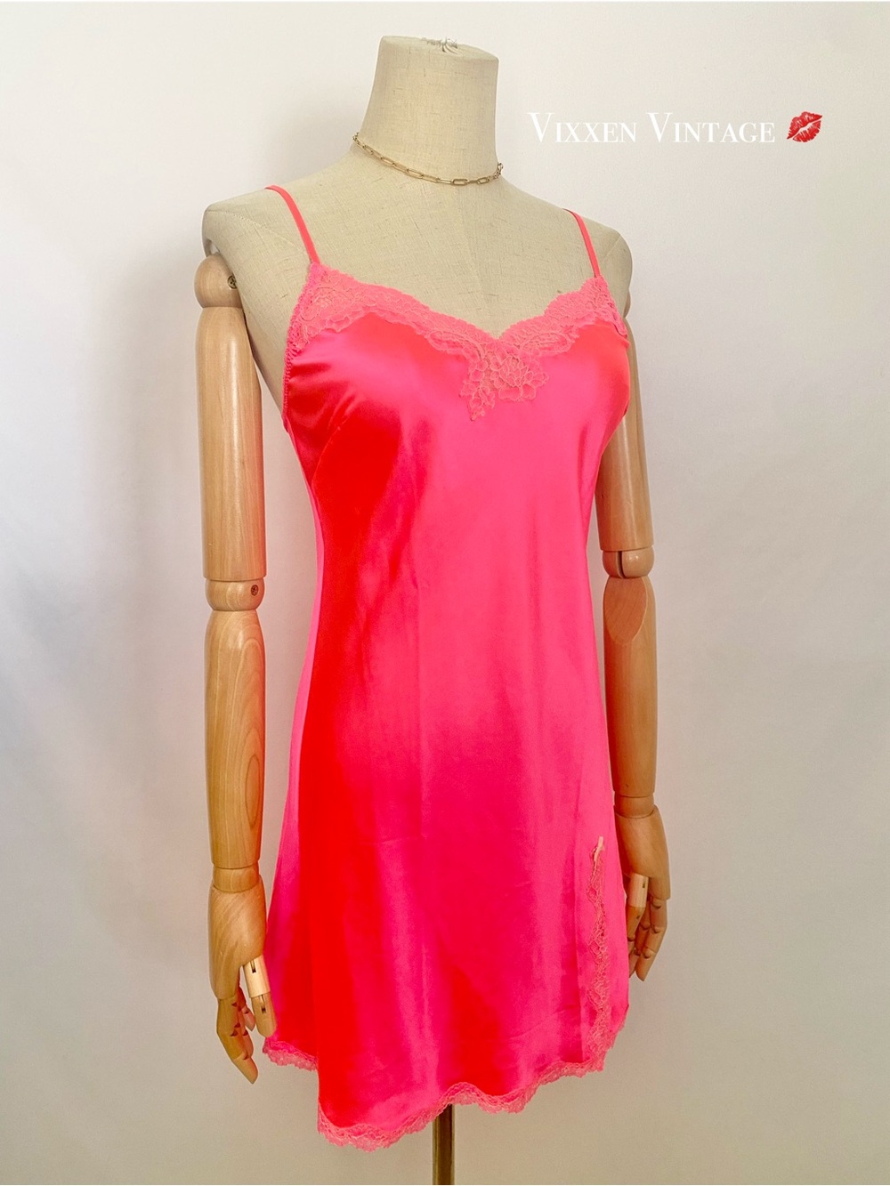 VICTORIA’S SECRET 2016 ‘DREAM ANGELS’ LACE TRIM SATIN CHEMISE IN NEON PINK